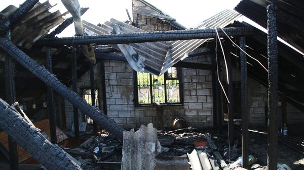 Сгоревший дом в результате обстрела украинскими силовиками в поселке Гольмовский 