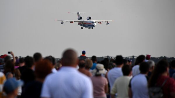 Российский самолёт-амфибия Бе-200ЧС совершает демонстрационный полет на Международном авиационно-космическом салоне МАКС-2019 в подмосковном Жуковском