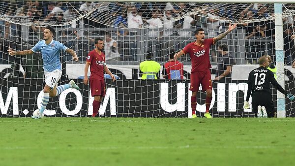 Футболисты Лацио радуются забитому мячу в ворота Ромы