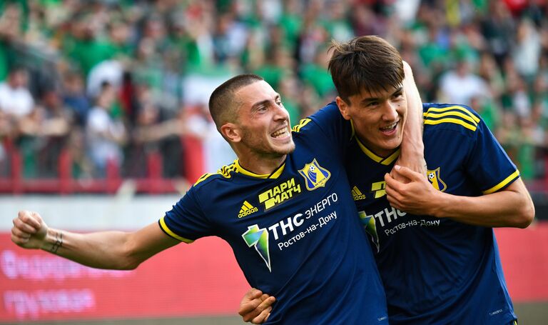 Футболисты Ростова Алексей Ионов (слева) и Эльдор Шомуродов Футболисты Ростова Алексей Ионов (слева) и Эльдор Шомуродов