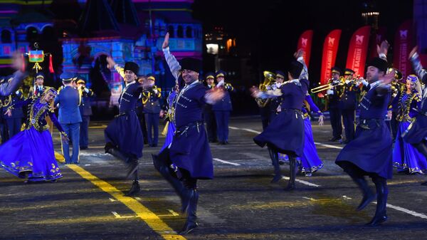 Оркестр Азербайджанского высшего военного училища выступает на церемонии закрытия фестиваля Спасская башня на Красной Площади в Москве
