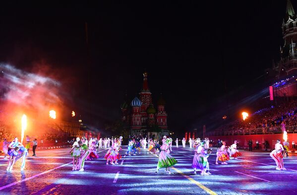 Церемония закрытия фестиваля Спасская башня на Красной Площади в Москве