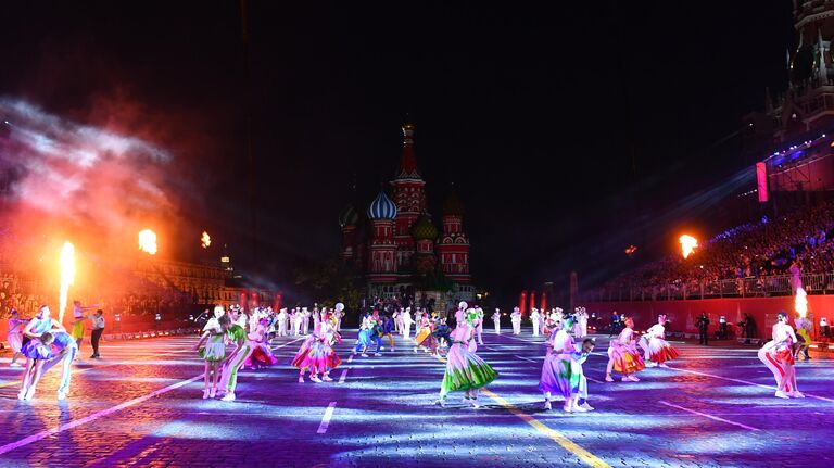 Церемония закрытия фестиваля Спасская башня на Красной Площади в Москве