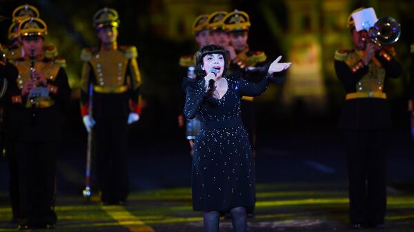 Французская певица Мирей Матье выступает на церемонии закрытия фестиваля Спасская башня на Красной Площади в Москве