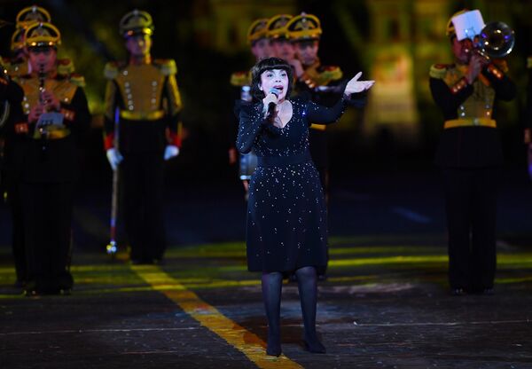 Французская певица Мирей Матье выступает на церемонии закрытия фестиваля Спасская башня на Красной Площади в Москве