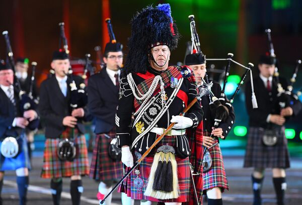 Международный кельтский оркестр волынок и барабанов выступает на церемонии закрытия фестиваля Спасская башня на Красной Площади в Москве