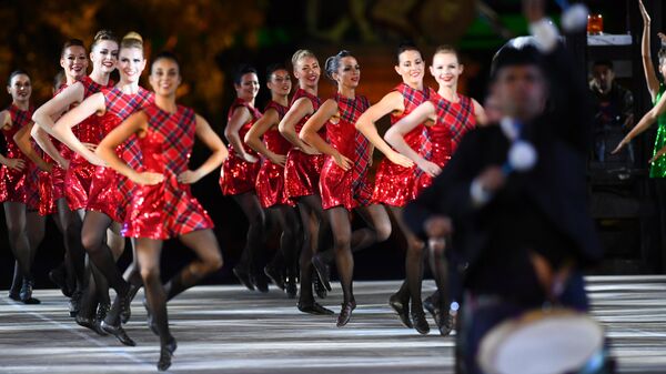 Международная команда кельтских танцев выступает на церемонии закрытия фестиваля Спасская башня на Красной Площади в Москве