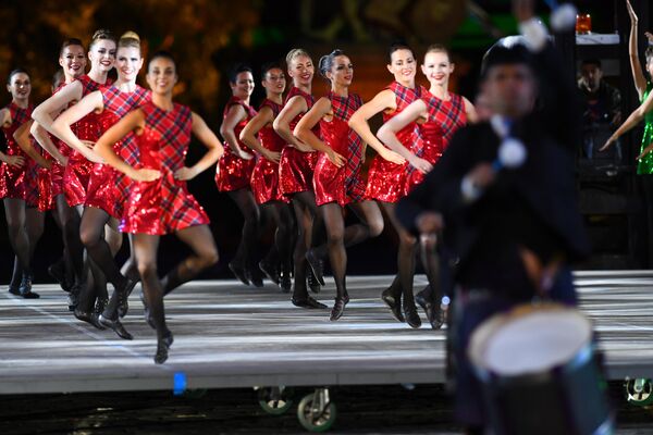Международная команда кельтских танцев выступает на церемонии закрытия фестиваля Спасская башня на Красной Площади в Москве