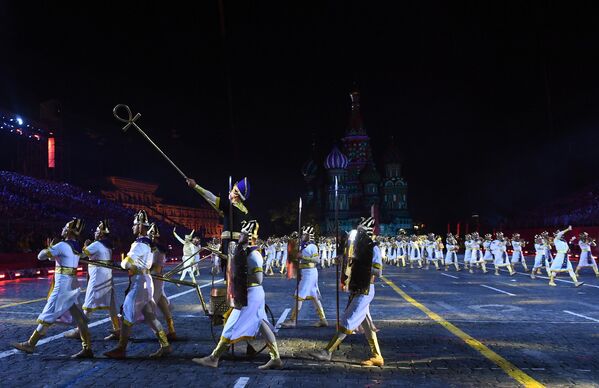 Военный симфонический оркестр Египта выступает на церемонии закрытия фестиваля Спасская башня на Красной Площади в Москве