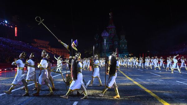 Военный симфонический оркестр Египта выступает на церемонии закрытия фестиваля Спасская башня на Красной Площади в Москве