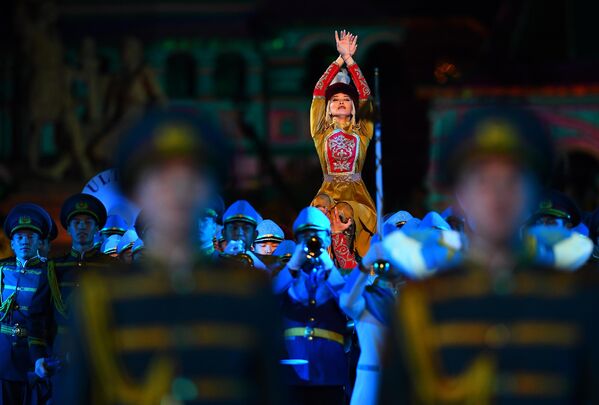 Оркестр и рота Почетного караула Национальной гвардии Республики Казахстан выступают на церемонии закрытия фестиваля Спасская башня на Красной Площади в Москве