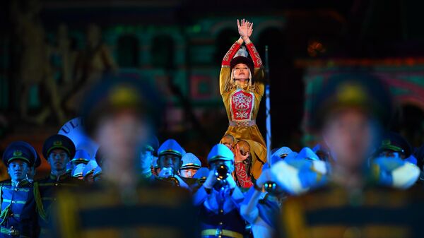 Оркестр и рота Почетного караула Национальной гвардии Республики Казахстан выступают на церемонии закрытия фестиваля Спасская башня на Красной Площади в Москве
