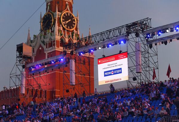 Зрители на трибунах на церемонии закрытия фестиваля Спасская башня на Красной Площади в Москве