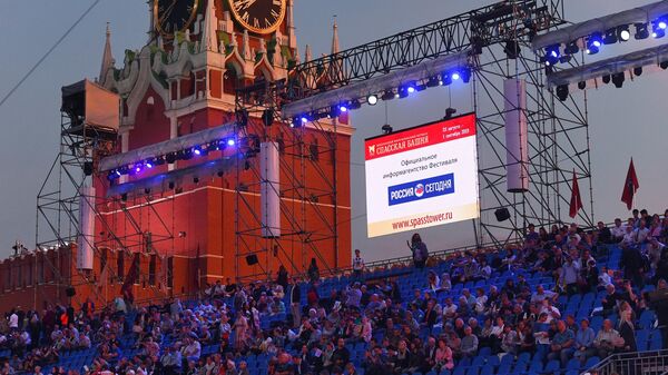 Зрители на трибунах на церемонии закрытия фестиваля Спасская башня на Красной Площади в Москве