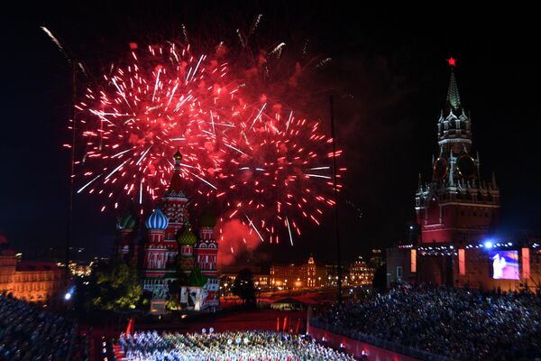 Торжественная церемония закрытия фестиваля Спасская башня на Красной Площади в Москве