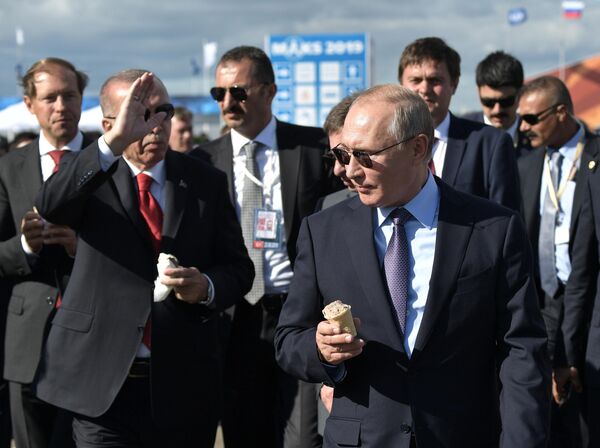 Президент РФ Владимир Путин и президент Турции Реджеп Тайип Эрдоган (слева) с мороженым во время посещения Международного авиакосмического салона МАКС-2019