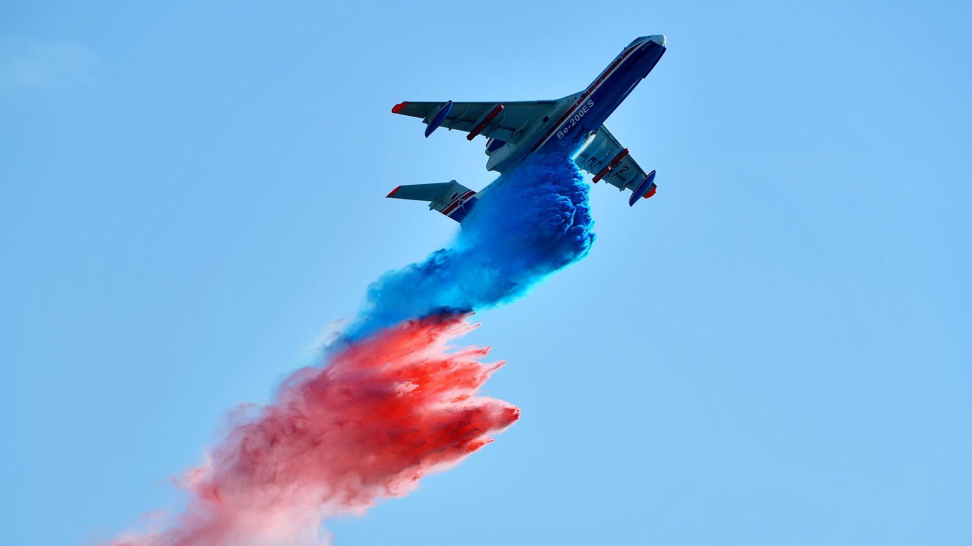 Российский самолёт-амфибия Бе-200ЧС, разработанный ТАНТК имени Г. М. Бериева и производимый на Иркутском авиационном заводе, совершает полет на Международном авиационно-космическом салоне МАКС-2019 в подмосковном Жуковском - РИА Новости, 1920, 01.10.2020