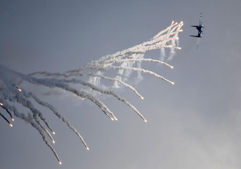 Самолет Су-30СМ пилотажной группы Русские витязи выполняет демонстрационный полет на Международном авиационно-космическом салоне МАКС-2019 в подмосковном Жуковском