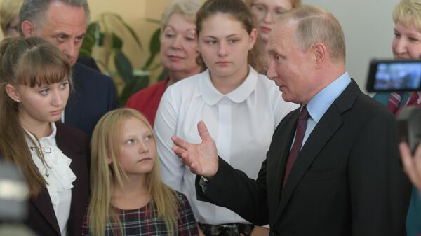 Президент РФ Владимир Путин во время посещения средней общеобразовательной школы №6 города Тулуна