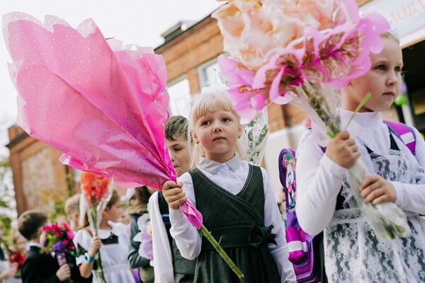 Ученики общеобразовательной школы №24 во время торжественной линейки, посвященной Дню знаний, в Иванове