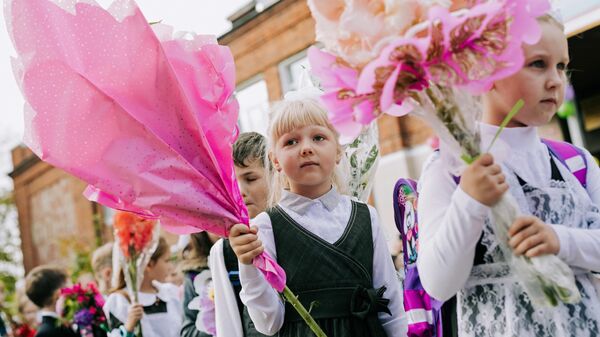 Ученики общеобразовательной школы №24 во время торжественной линейки, посвященной Дню знаний, в Иванове