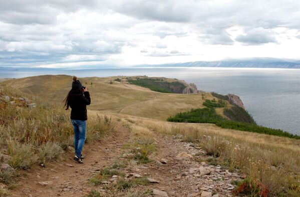 Девушка фотографирует пейзаж на острове Ольхон в Иркутской области