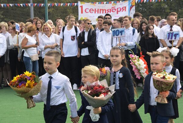 Школьники московской общеобразовательной школы № 117 во время торжественной линейки, посвященной Дню знаний