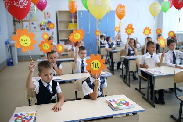 Первоклассники на праздновании Дня знаний в классе нового филиала средней общеобразовательной школы № 11 в Краснодаре