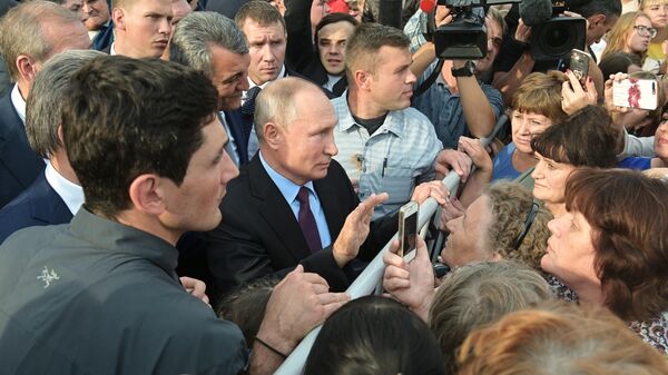 Президент РФ Владимир Путин во время встречи с жителями Иркутской области, пострадавшими от паводка 
