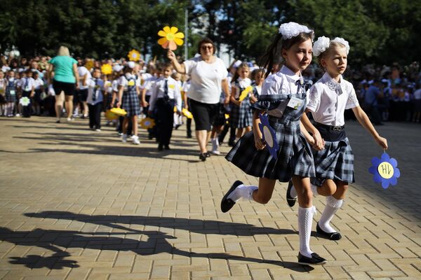 Первоклассники на торжественной линейке в День знаний, проходящей в новом филиале средней общеобразовательной школы № 11 в Краснодаре