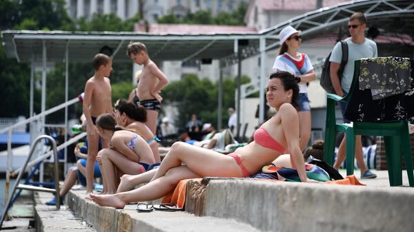 Отдыхающие на Хрустальном пляже в Севастополе в Крыму