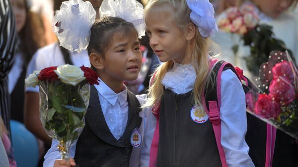 Ученицы общеобразовательной школы №76 Выборгского района Санкт-Петербурга во время торжественной линейки, посвященной Дню знаний