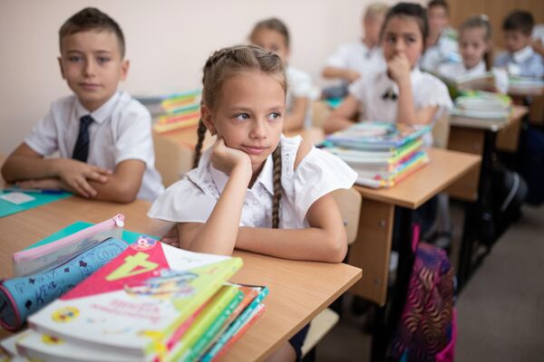 Ученики школы-лицея №3 имени А. С. Макаренко в Симферополе в первый день учебного года
