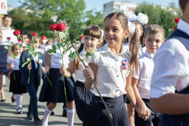 Первоклассники школы-лицея №3 имени А. С. Макаренко в Симферополе на линейке в честь начала учебного года