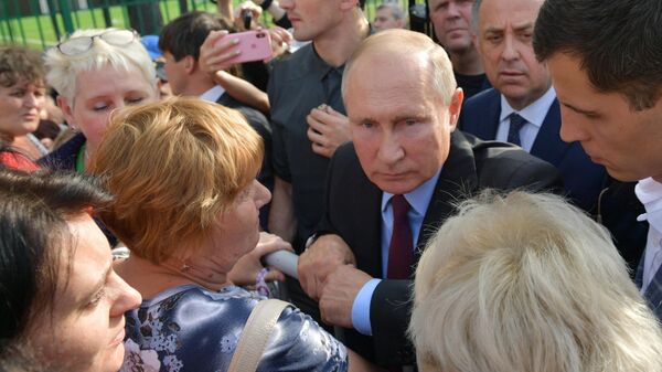 Президент РФ Владимир Путин общается с жителями Тулуна после посещения средней общеобразовательной школы №6