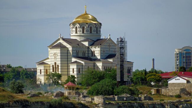 Отдыхающие на одном из пляжей города Севастополя