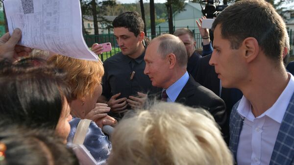 Президент РФ Владимир Путин общается с жителями Тулуна