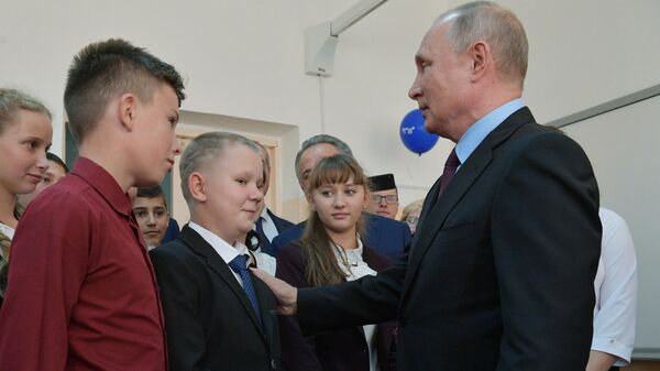 Президент РФ Владимир Путин во время посещения средней общеобразовательной школы №6 города Тулуна