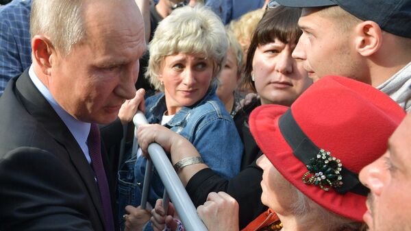 Президент РФ Владимир Путин общается с жителями Тулуна