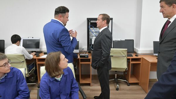 Дмитрий Медведев во время посещения регионального центра компетенций IT-колледж ПАО Ростелеком на базе Красногорского колледжа. 2 сентября 2019