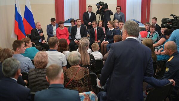 Президент РФ Владимир Путин во время встречи в Тулуне с жителями, принимавшими участие в спасении населения, а также пострадавшими во время паводка на территории Иркутской области