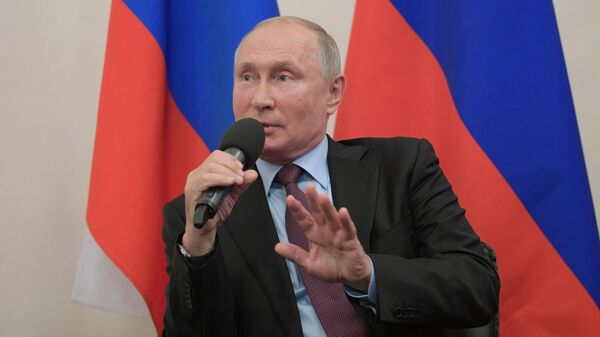 Президент РФ Владимир Путин во время встречи в Тулуне с жителями, принимавшими участие в спасении населения, а также пострадавшими во время паводка на территории Иркутской области