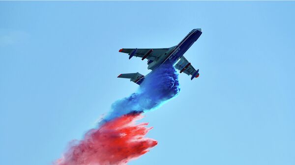 Российский самолёт-амфибия Бе-200ЧС совершает полет на Международном авиационно-космическом салоне МАКС-2019