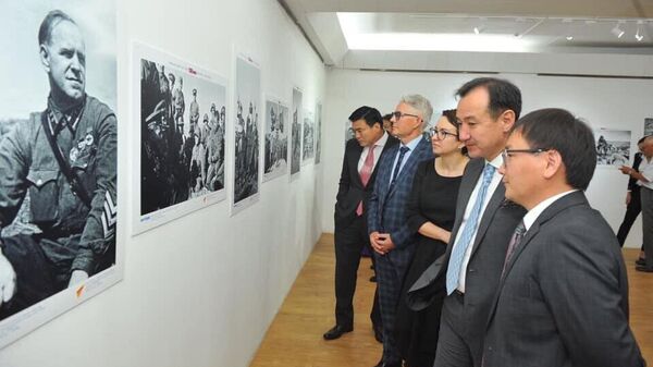 Фотовыставка Два народа – одна победа в Национальной художественной галерее Улан-Батора