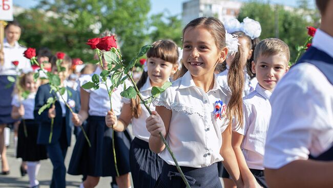 Первоклассники на линейке в честь начала учебного года