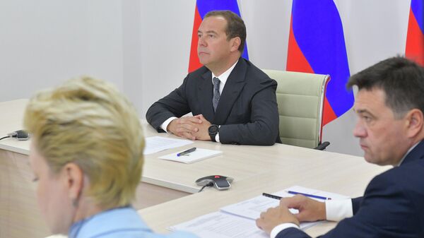 Председатель правительства РФ Дмитрий Медведев проводит селекторное совещание по вопросам строительства образовательных организаций
