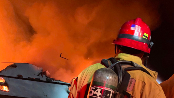 Сотрудники пожарного управления округа Вентура во время ликвидации пожара на судне у берегов Калифорнии, США. 2 сентября 2019