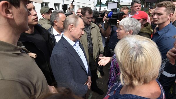 Президент РФ Владимир Путин во время общения с жителями Тулуна, пострадавшими в результате наводнения.