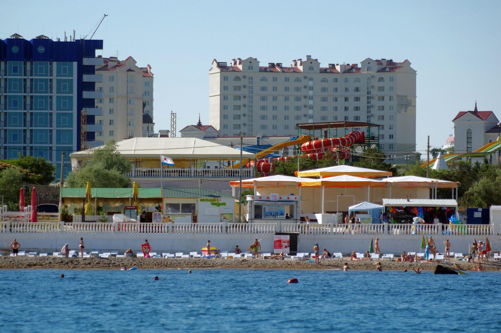 Отдыхающие на одном из пляжей города Севастополя - РИА Новости, 1920, 21.07.2022