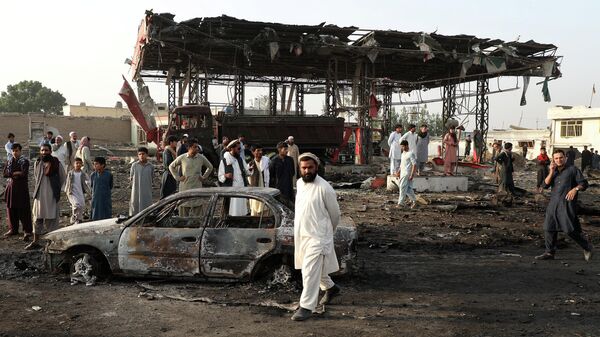 Прохожие осматривают место взрыва в Кабуле, Афганистан. 3 сентября 2019 